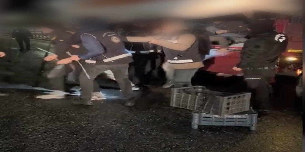 Tır dorsesinde 24 kaçak göçmen yakalandı