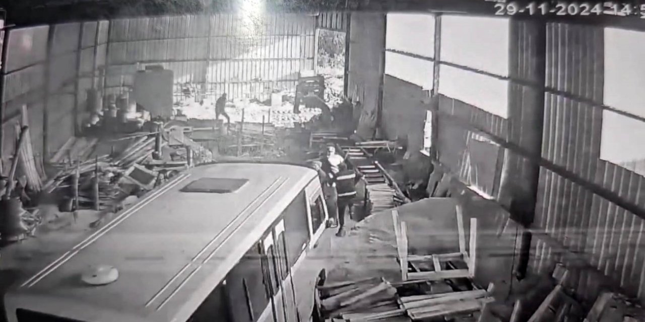 Husumetli olduğu atölyeye minibüsle daldı