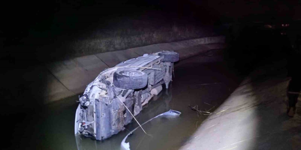 Otomobil su kanalına düştü: 3 yaralı