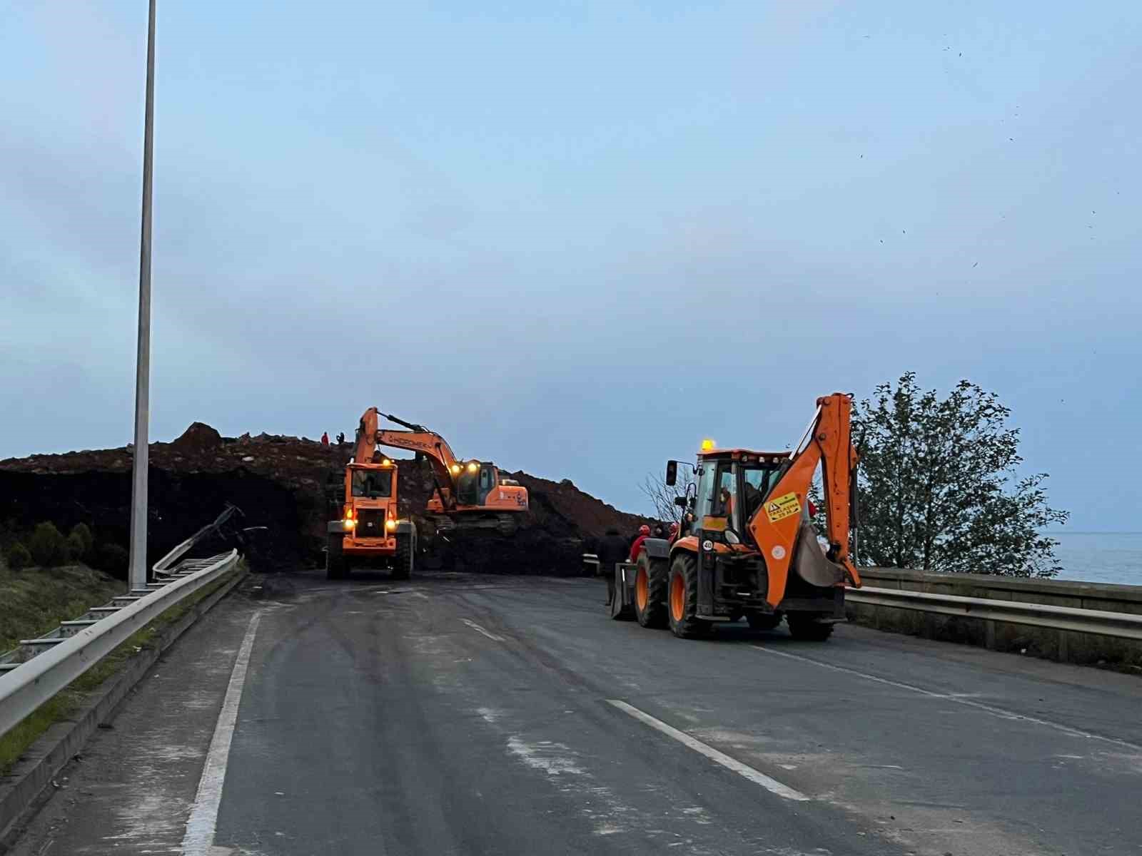 Artvin'de heyelanın ardından yol açma çalışmaları başladı