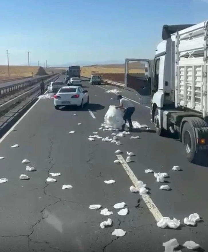 Siverek'te Yola savrulan çocuk bezlerini toplamak isteyen vatandaşlar trafiği tehlikeye soktu