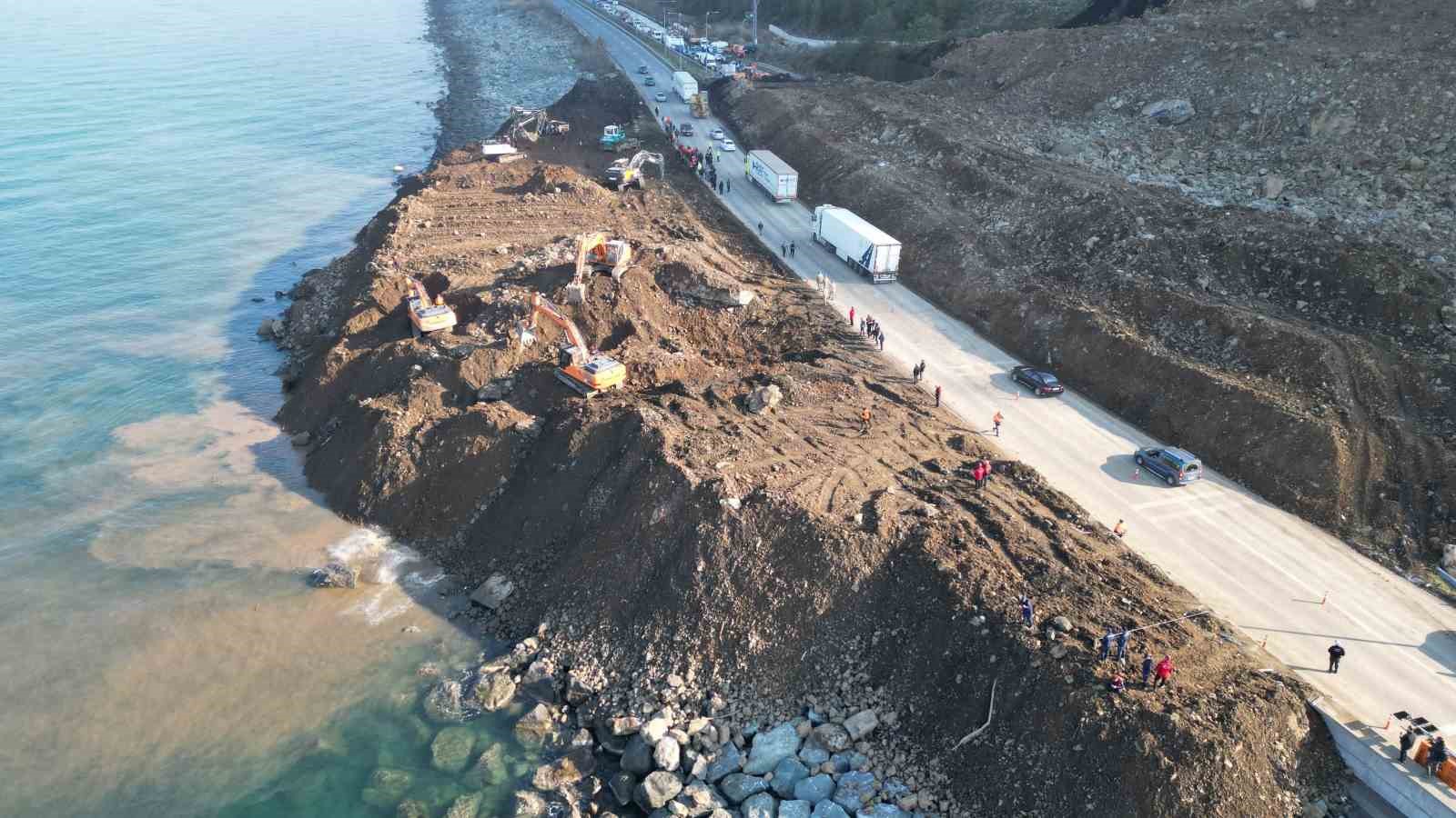 Artvin'de heyelan sahasında kaybolan gençleri arama çalışmaları sürüyor