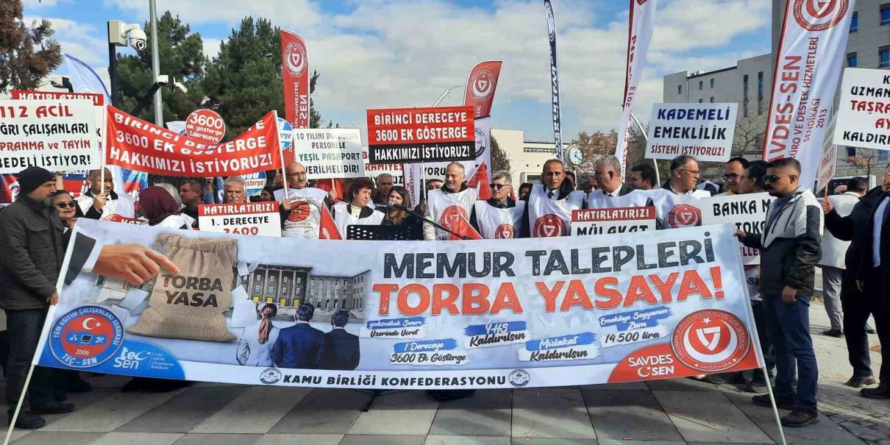 Memur sendikaları Hazine ve Maliye Bakanlığı önünde taleplerini açıkladı