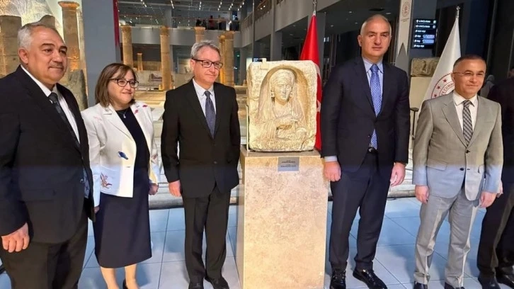 Zeugma kökenli mezar steli, Gaziantep Mozaik Müzesine iade edildi