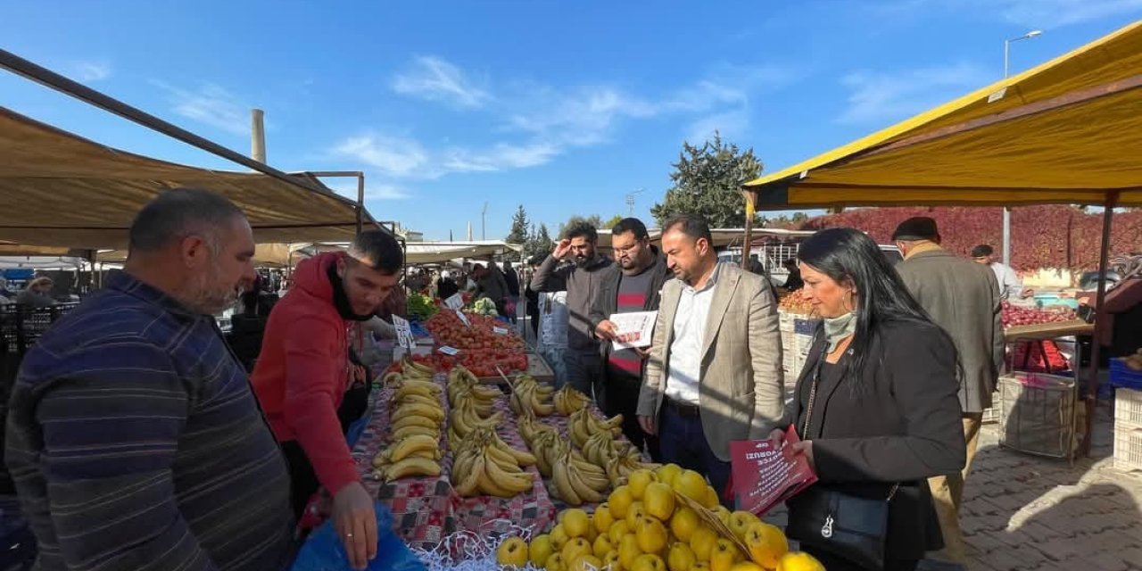 CHP Tarsus’ta broşür dağıtarak devam eden ekonomik krizi anlatıyor