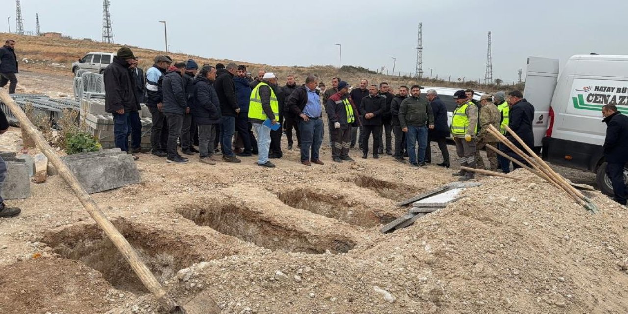 Hatay'da  en acı veda, 3 evladı ve eşi  yan yana defnetti