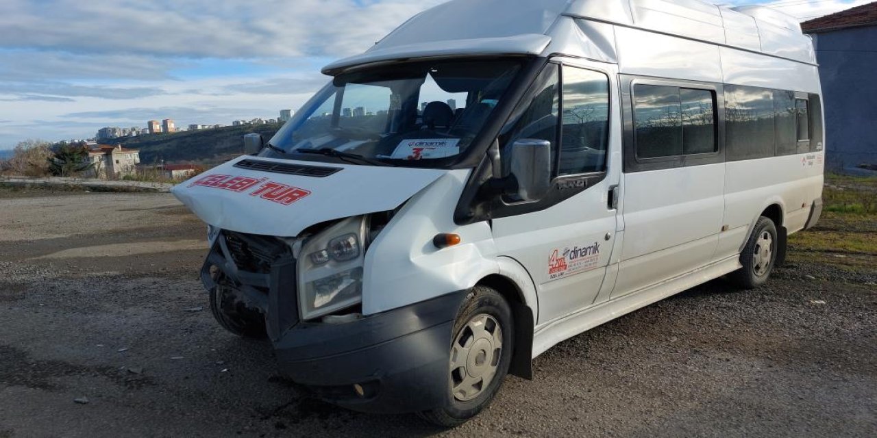 Servis ile otomobil çarpıştı: 10'u öğrenci 15 yaralı