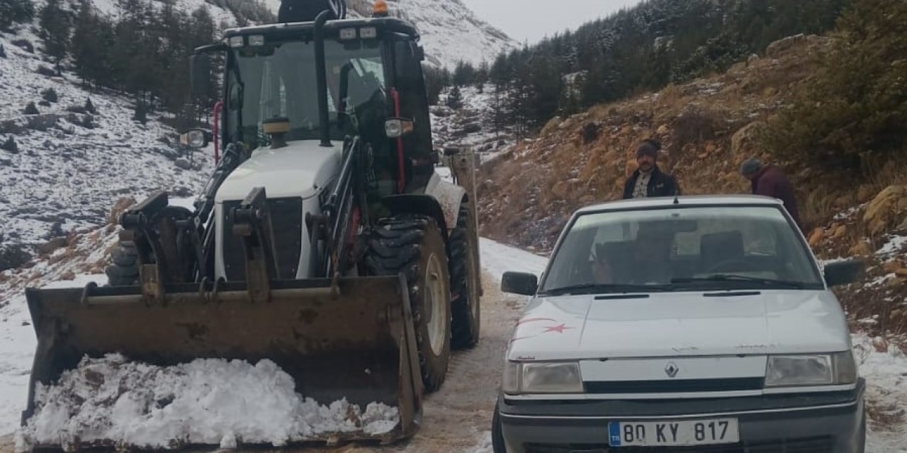 Toroslar Belediyesi Ekipleri, Yolda Mahsur Kalan Araçları Kurtardı