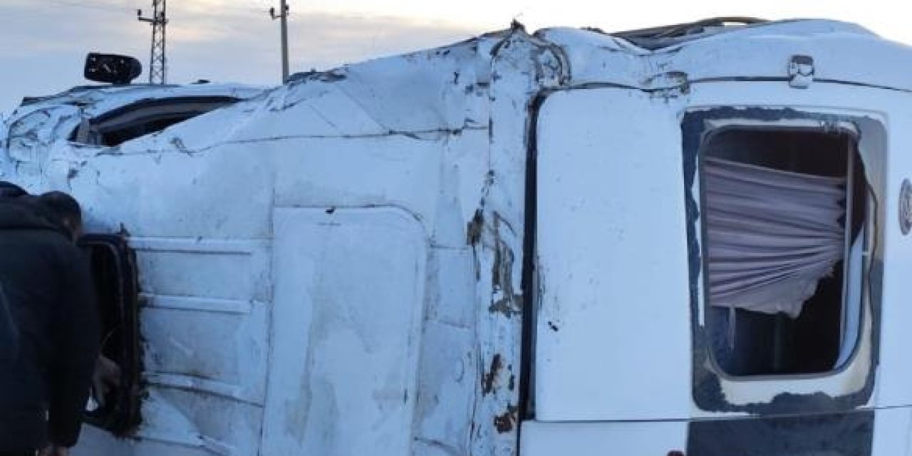 Çınar ilçesinde  öğretmen servisi devrildi: 12 yaralı