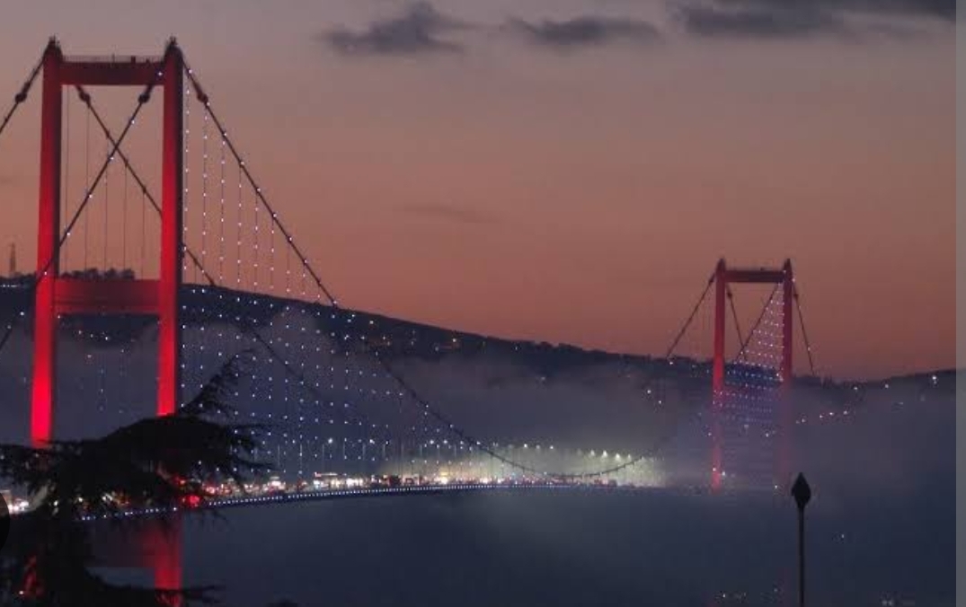 İstanbul ve Çanakkale Boğazı gemi trafiği, kısıtlı görüş (sis) nedeniyle çift yönlü geçici olarak askıya alındı