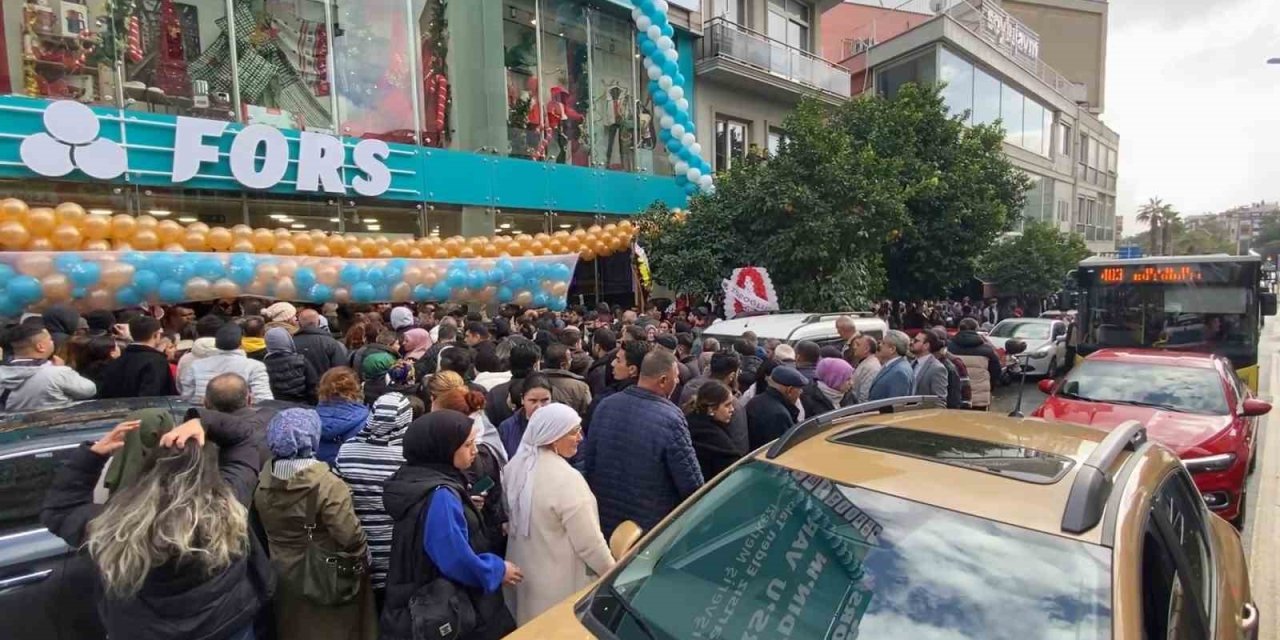 AVM açılışı kaosa dönüştü: Trafik kilitlendi, sıra kavgaları yaşandı