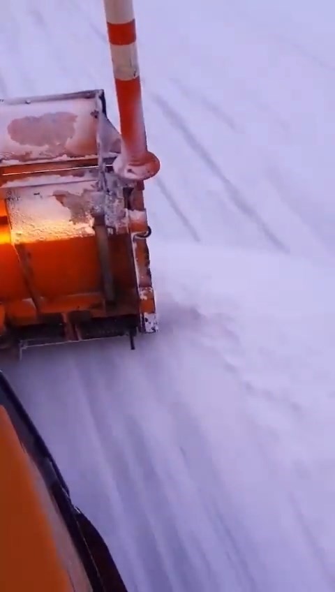 Doğu'da karayolları ekipleri kar çalışmalarını sürdürüyor