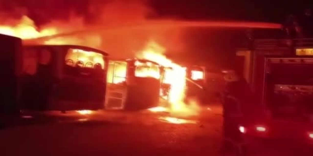 Feci yangın: 5 halk otobüsü alev alev yanarak hurdaya döndü