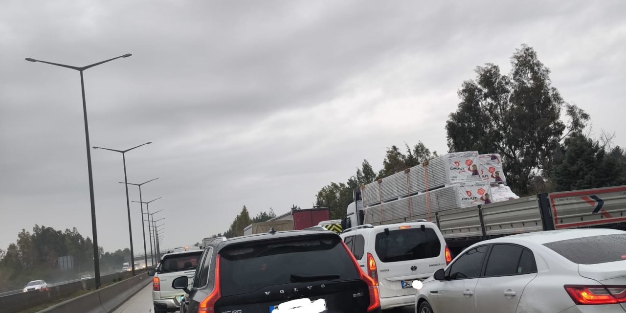 TAG Otobanı Adana yönü tıkandı