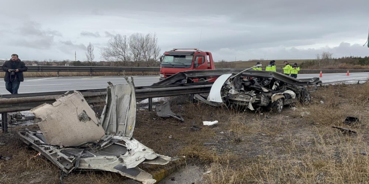 TEM'de bariyerlere ok gibi saplanan aracın motoru ve tavanı koptu