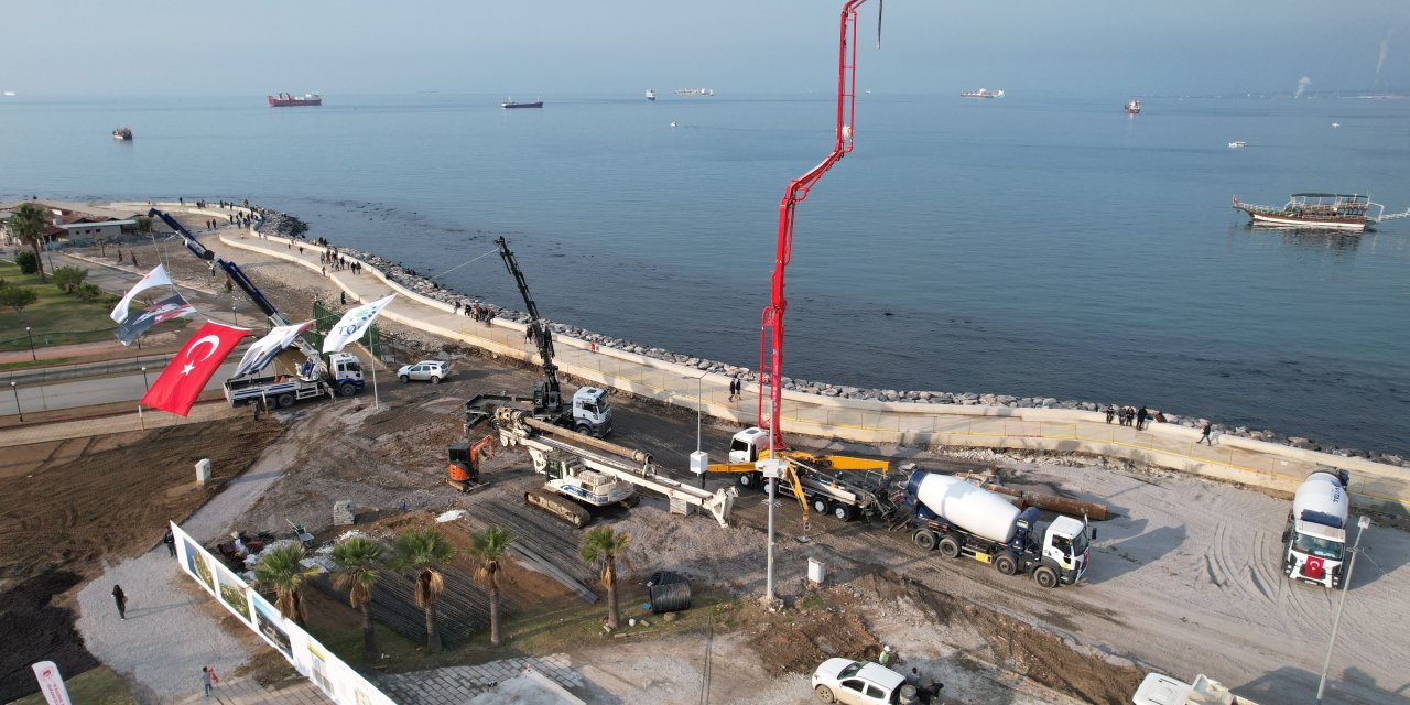 Depremde kayma olan İskenderun sahilinde yenileme çalışması başladı