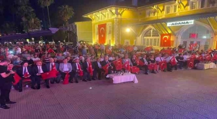 Adana’da ’Demokrasi ve Birlik Günü’ nöbeti tutuldu