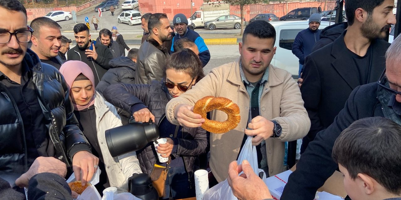 CHP Gaziantep’te çay ve simit dağıtarak halkla buluşuyor