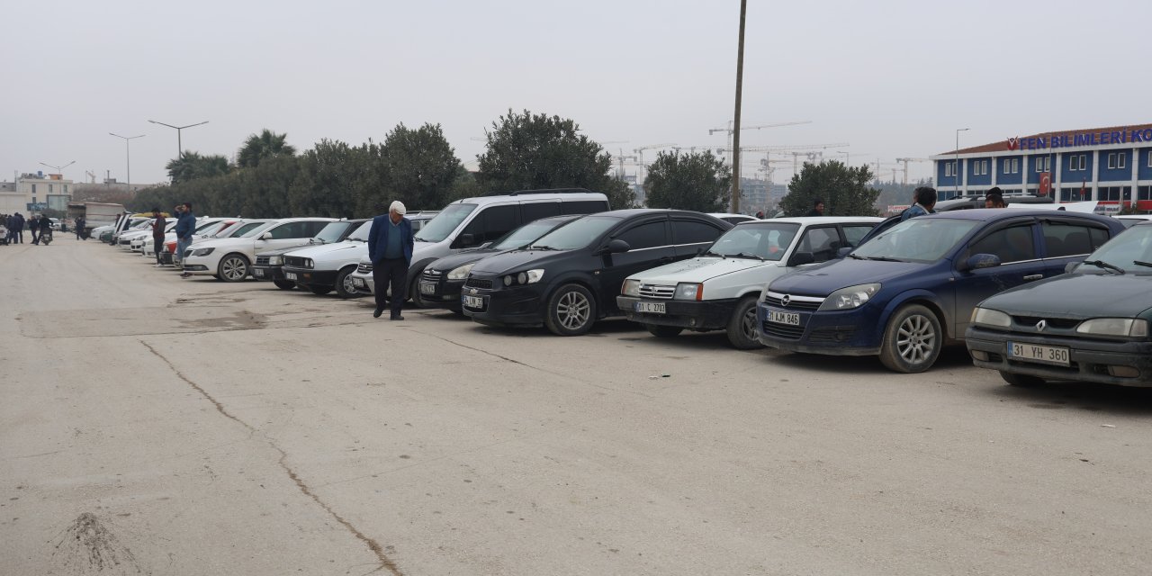 Hatay’da Suriyeliler, araçlarını satmak için araba pazarına akın etti