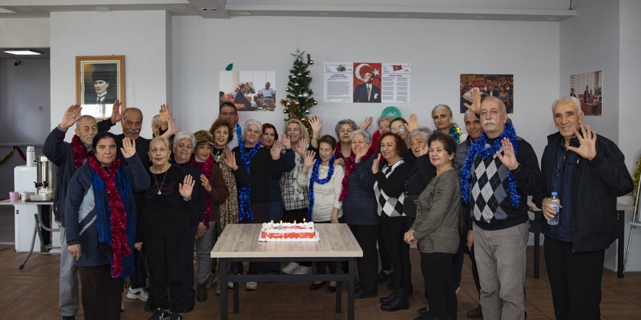 Mersin'de emekliler, yeni yıla emekli evlerinde girdi