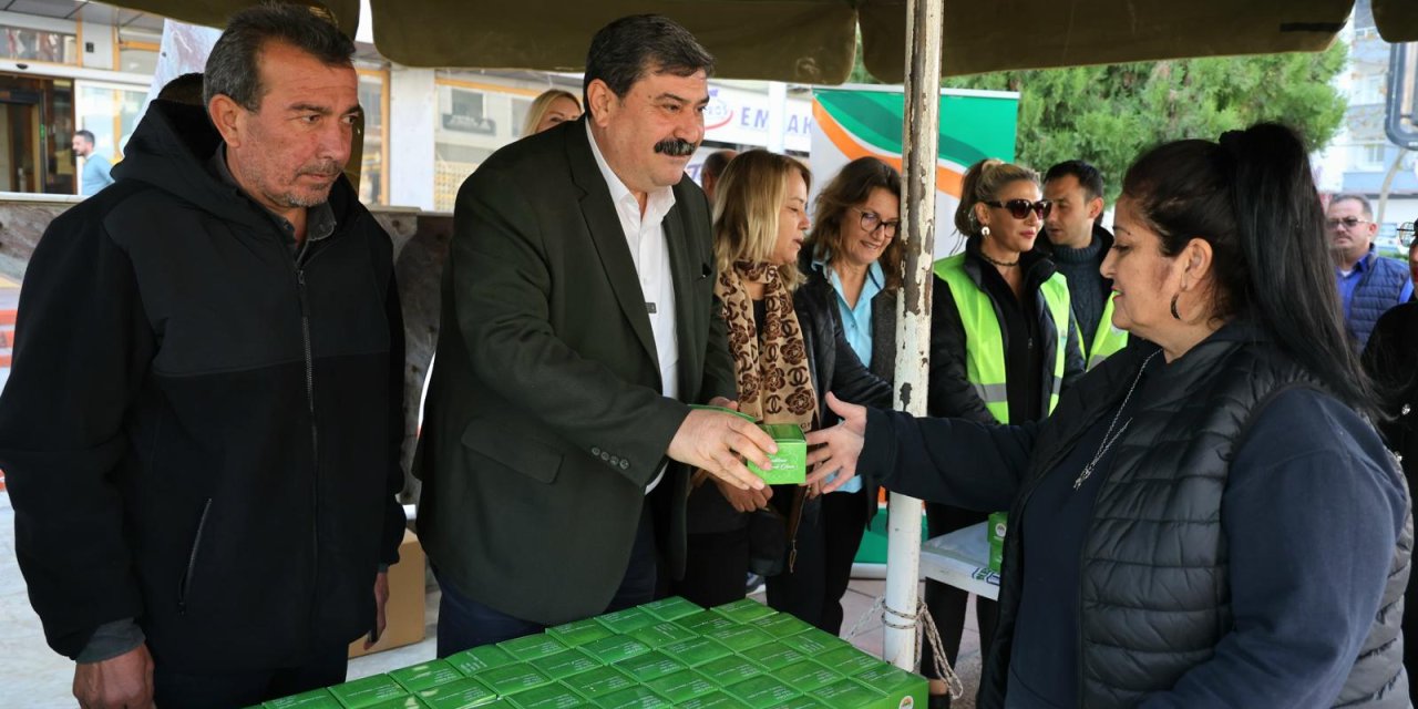 Toroslar Belediye Başkanı Yıldız, Regaip Kandili dolayısıyla Kandil simidi dağıttı