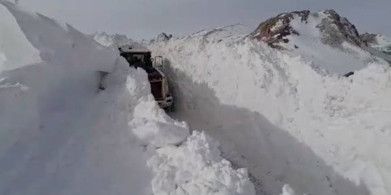 Hakkari Yüksekova’da kar 3 metreyi aştı