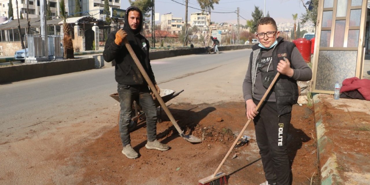 Suriye’de Şam sokaklarını gönüllüler temizliyor