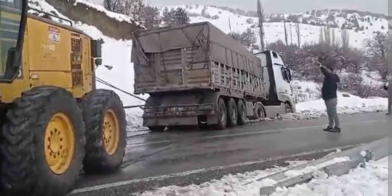Elazığ’da yolda mahsur kalan araçlar kurtarıldı