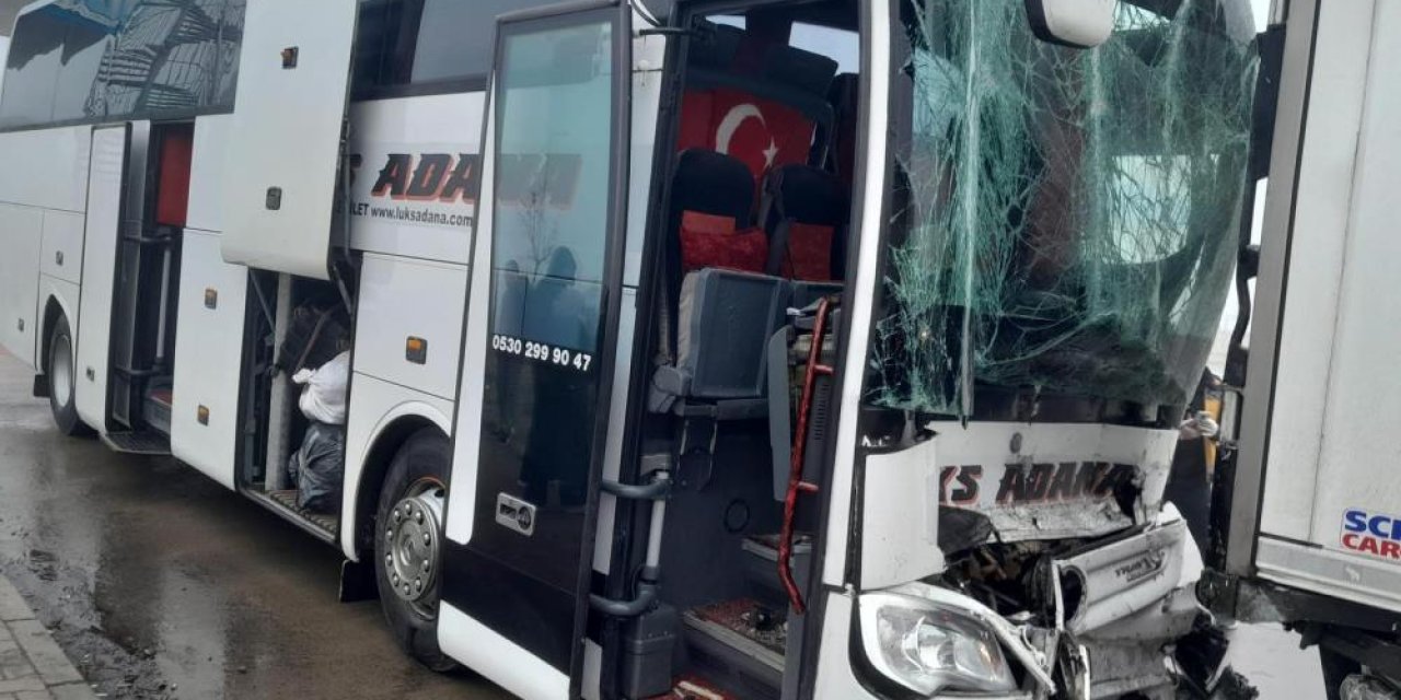 Niğde-Ankara Otoyolunda Yolcu otobüsü tıra çarptı: 8 yaralı