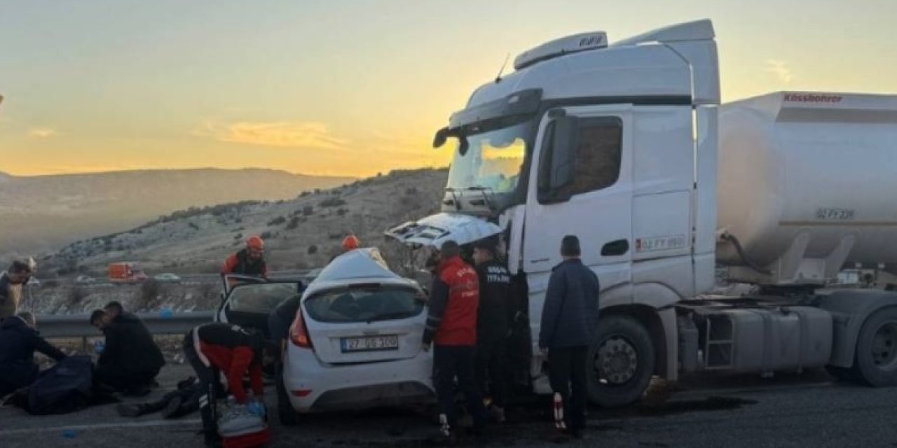 Adıyaman’da otomobil ile yakıt tankeri çarpıştı: 3 ölü, 4 yaralı