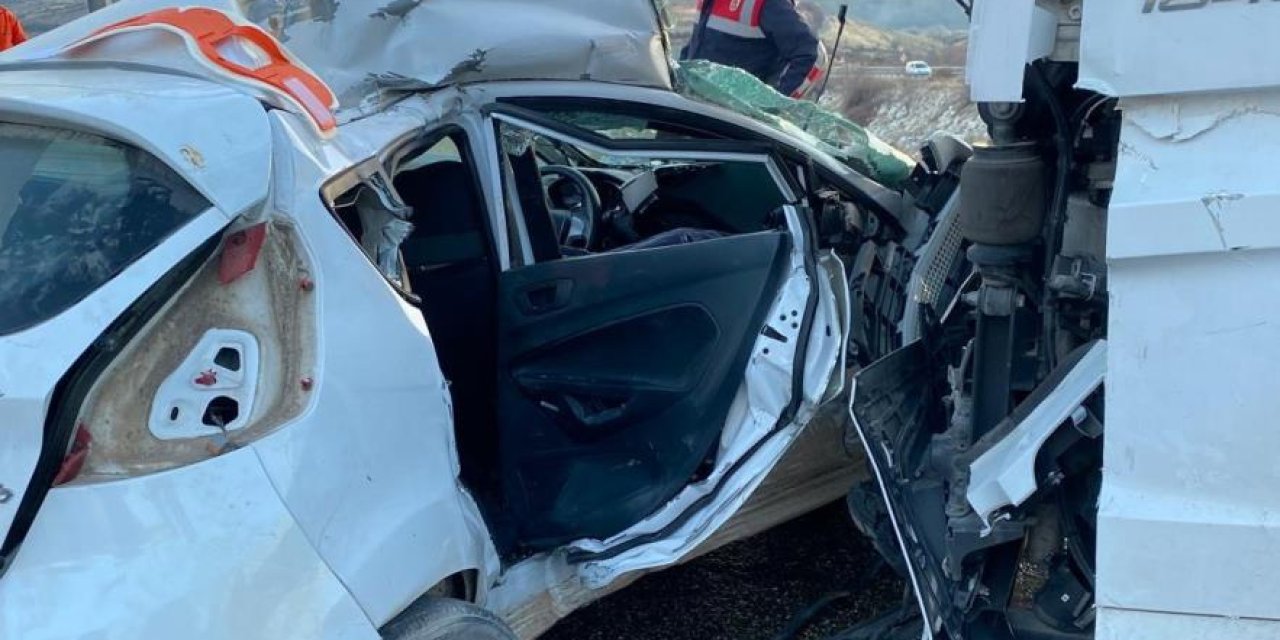 Yakıt tankeri ile otomobil çarpıştı: 4 ölü 3 yaralı