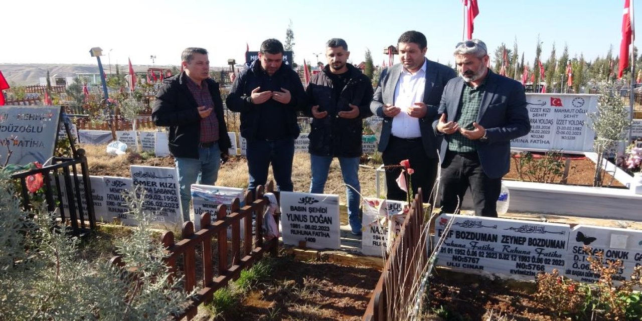 Adıyaman'da depremde hayatını kaybeden gazeteciler mezarları başında anıldı