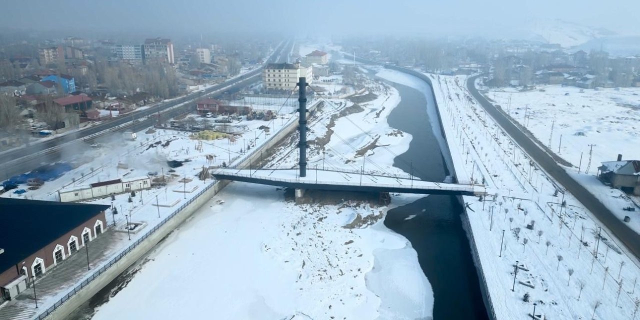 Buzla kaplanan Murat Nehri havadan görüntülendi