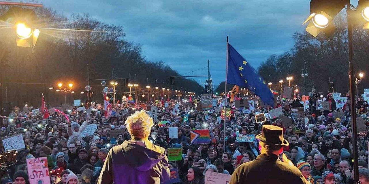 Almanya’dan aşırı sağ karşıtı protesto