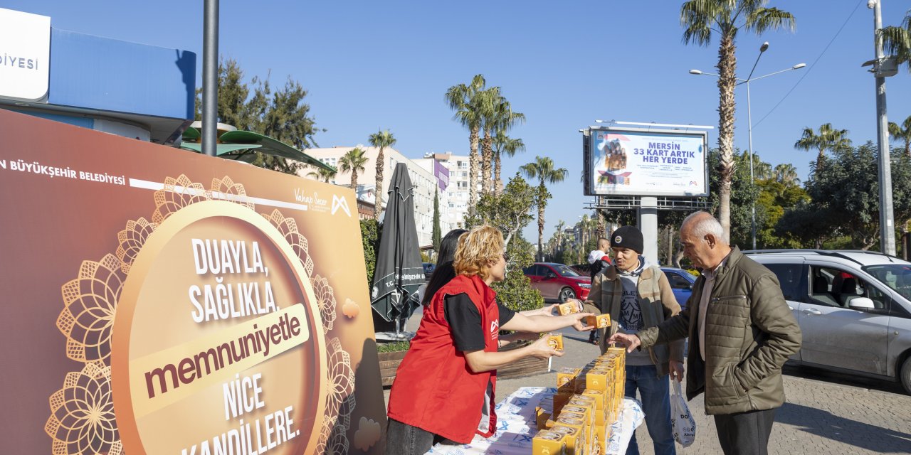 Mersin Büyükşehir Belediyesi yurttaşlara kandil simidi dağıttı