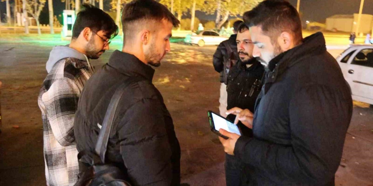 Polis Aksaray’da kız öğrenci yurtlarını ablukaya aldı