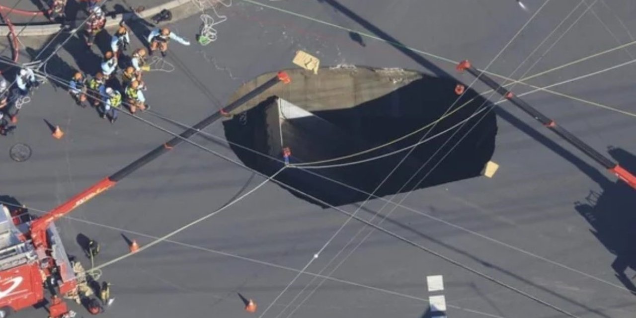 Japonya’da yol çöktü, çukura kamyonet düştü