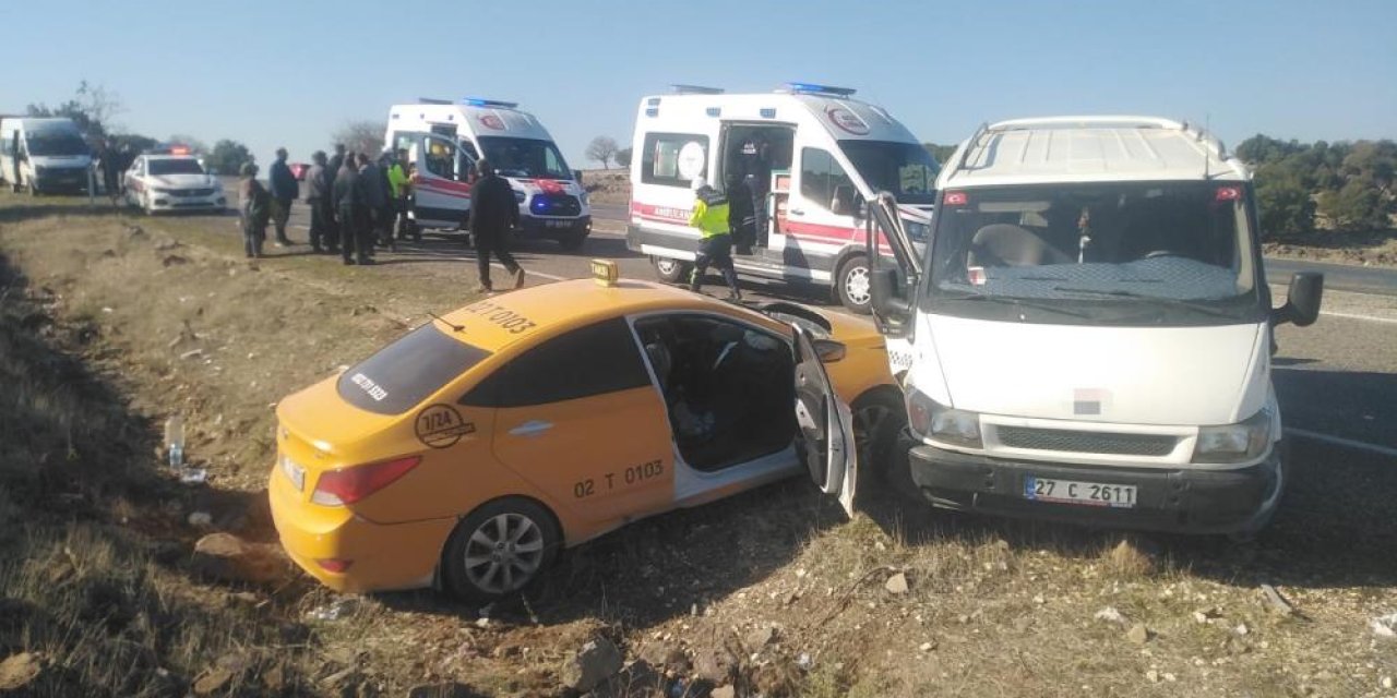 Yavuzeli-Gaziantep kara yolunda feci kaza yaralılar var