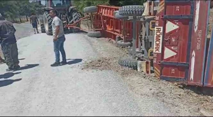 Konya'da traktör römorkları devrildi, 20 ton mercimek yola döküldü