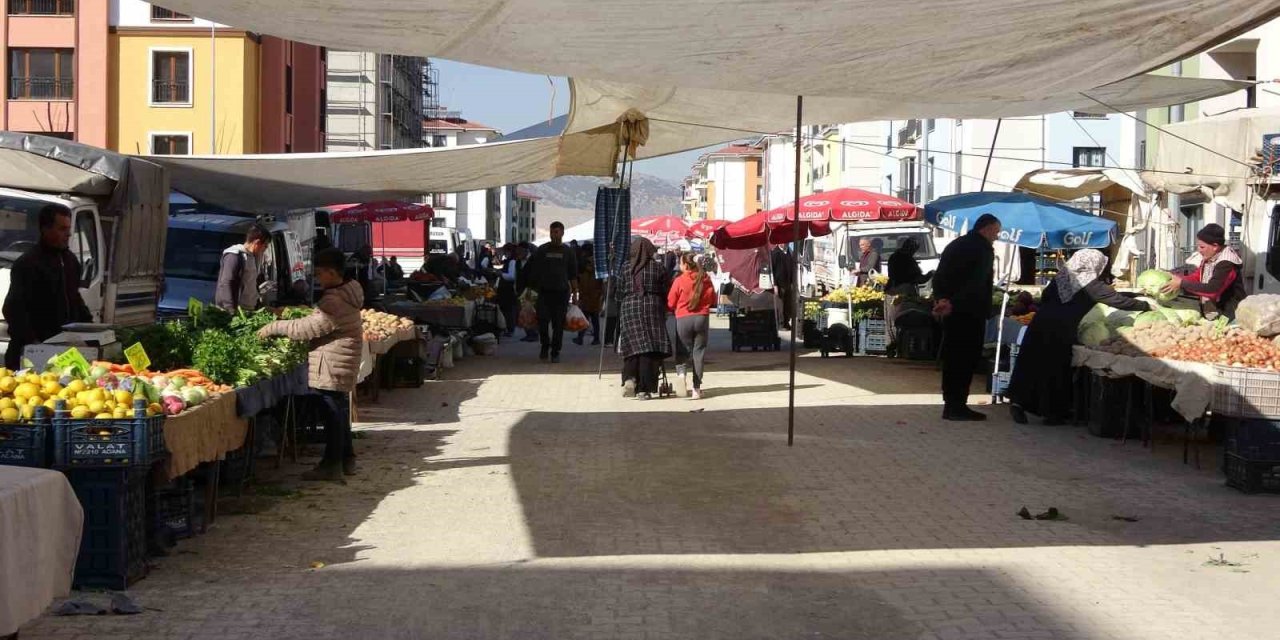 Depremzedeler için semt pazarı kuruldu