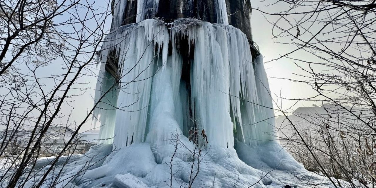 Ağrı'da aşırı soğukta buz sarkıtları oluştu