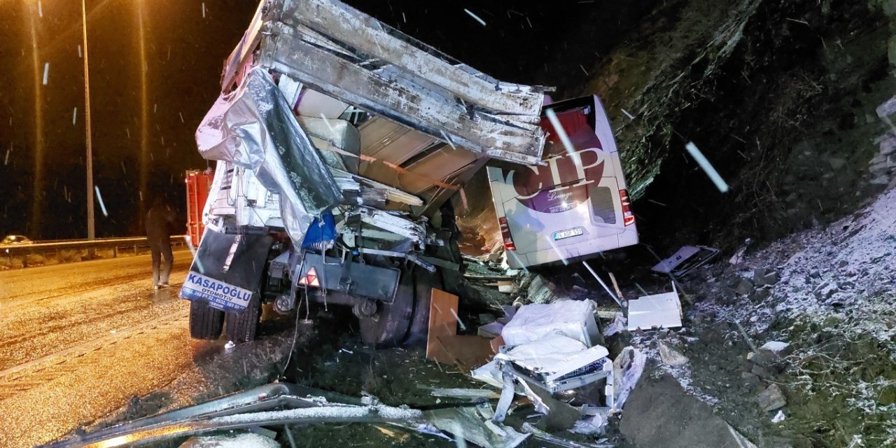 Virajı alamayan tır tarlaya uçtu: 1 ölü, 3 yaralı