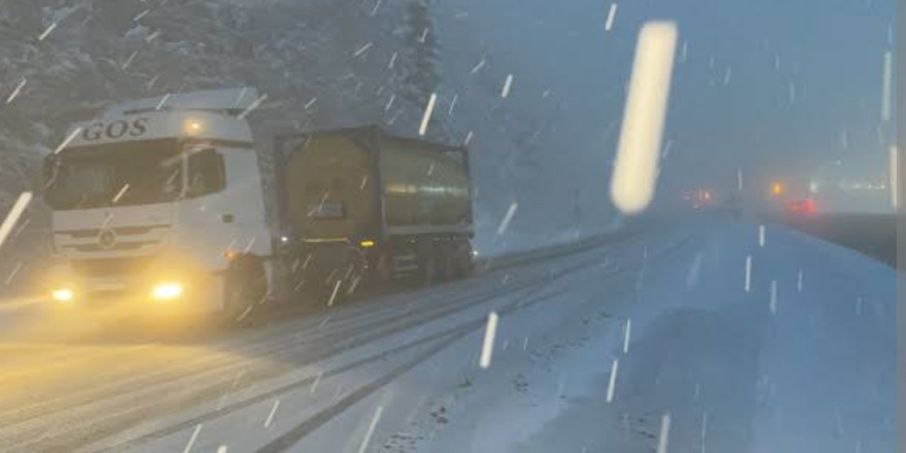 Bolu Dağı’nda kar yağışı tırlar yolda kaldı