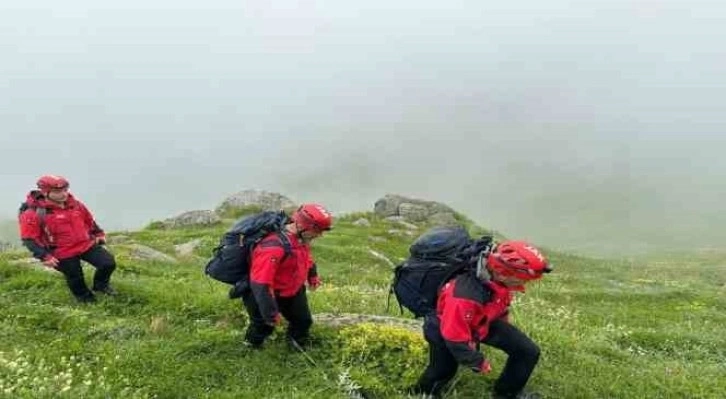 Rize de Yaylada dolaşırken siste kaybolan 5 kişi bulundu