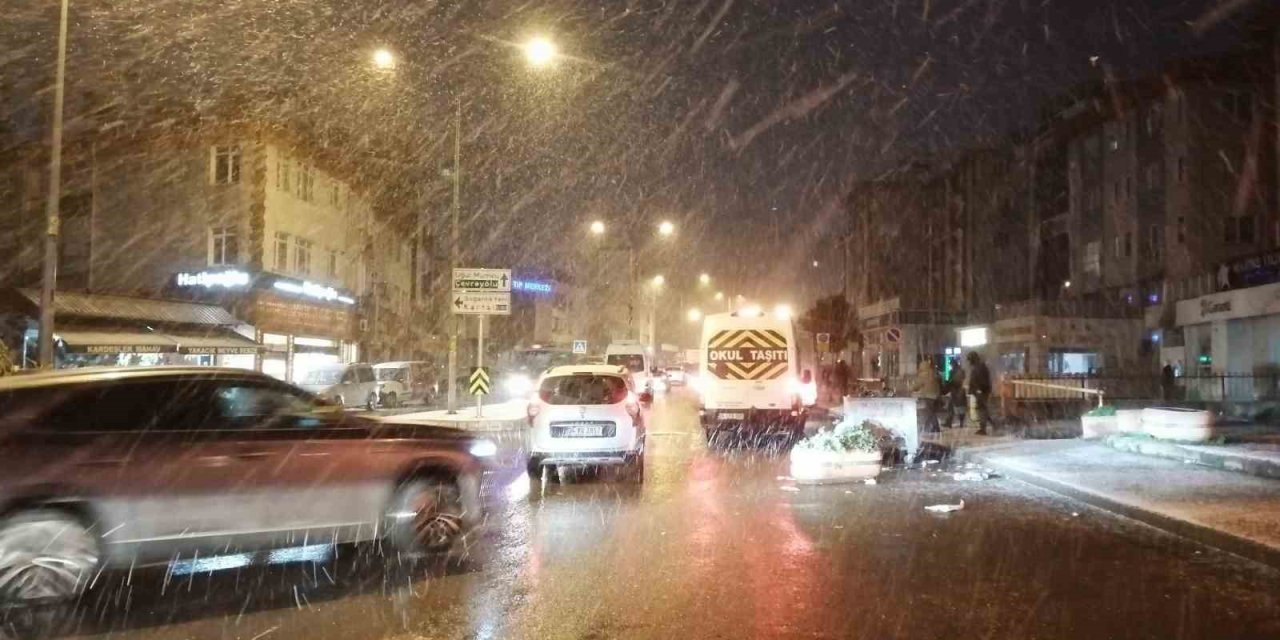 İstanbul trafiğine kar engeli