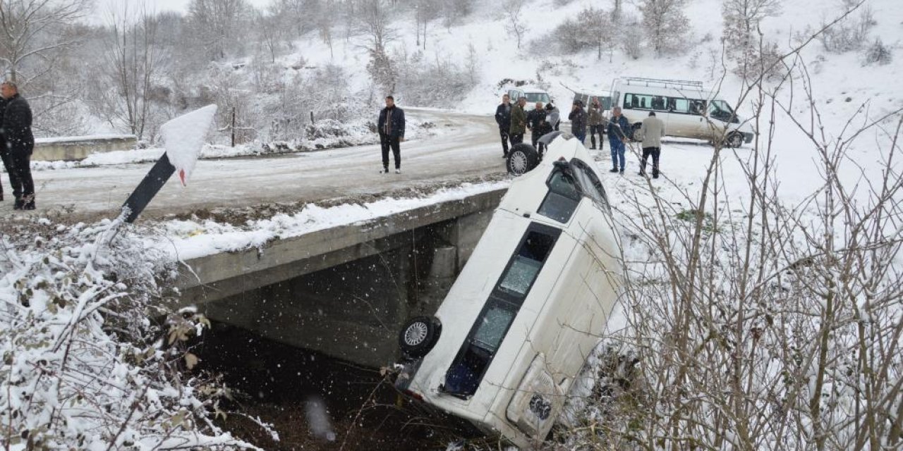 Cenazeye giden minibüs köprüden uçtu, çok sayıda yaralı var