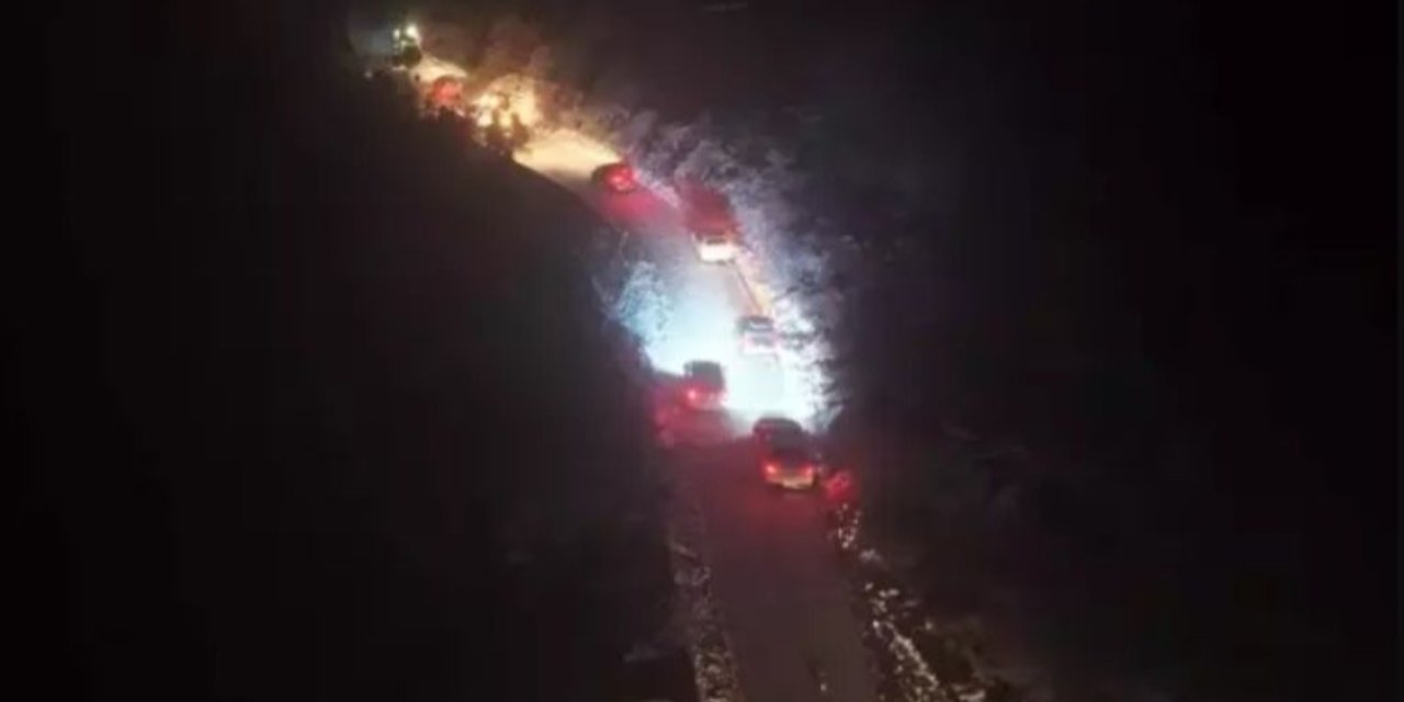 Dağda mahsur kalan araçlar kurtarıldı