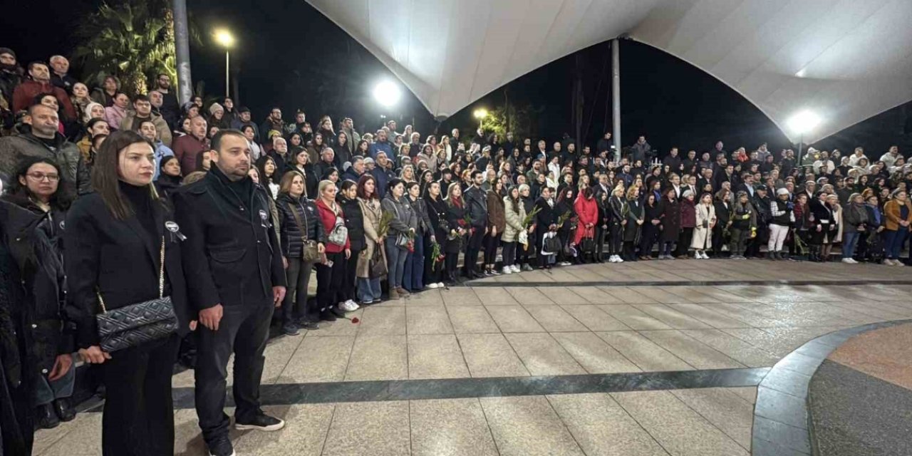 Depremde ölenler için Mersin'de  ’sessiz yürüyüş’ yapıldı