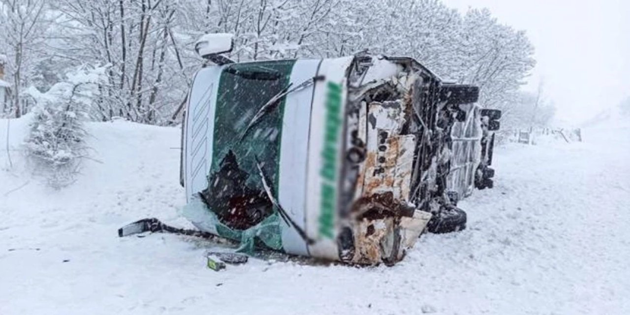 Karda kayan yolcu otobüs devrildi 4 ölü, 32 yaralı var