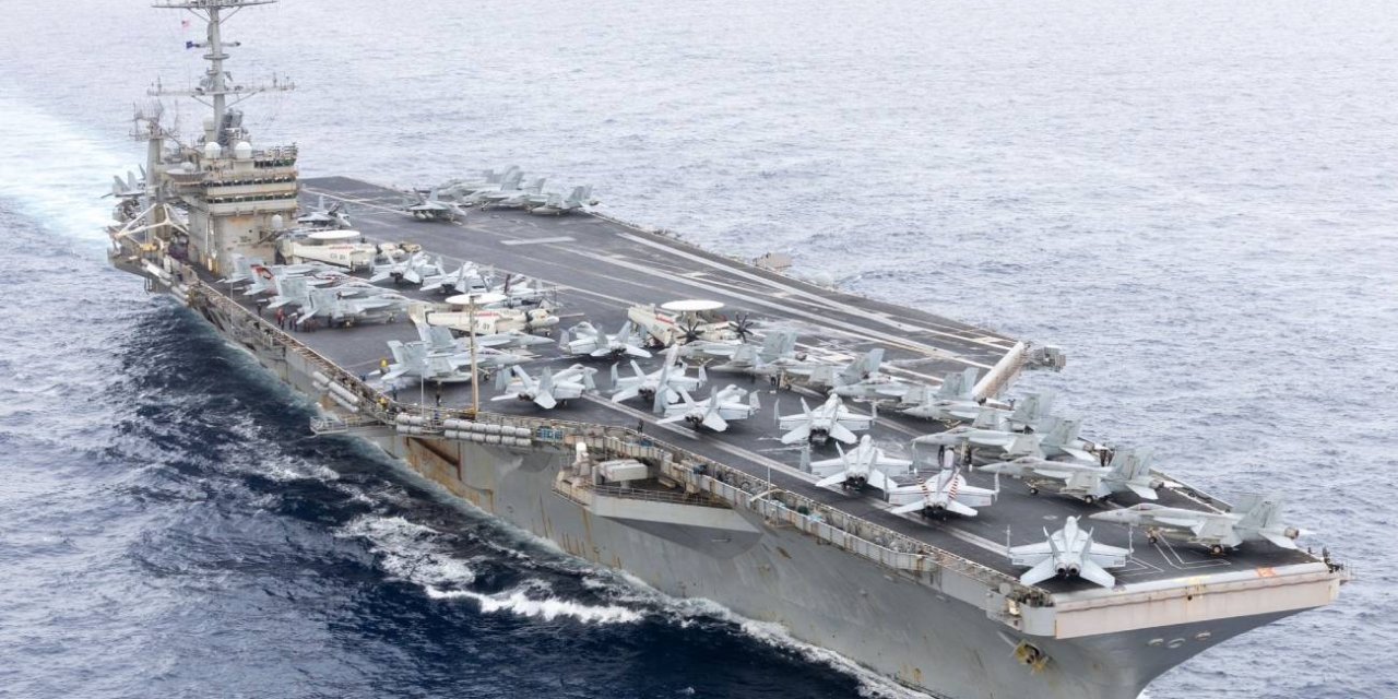 ABD uçak gemisi Mısır da yük gemisiyle çarpıştı